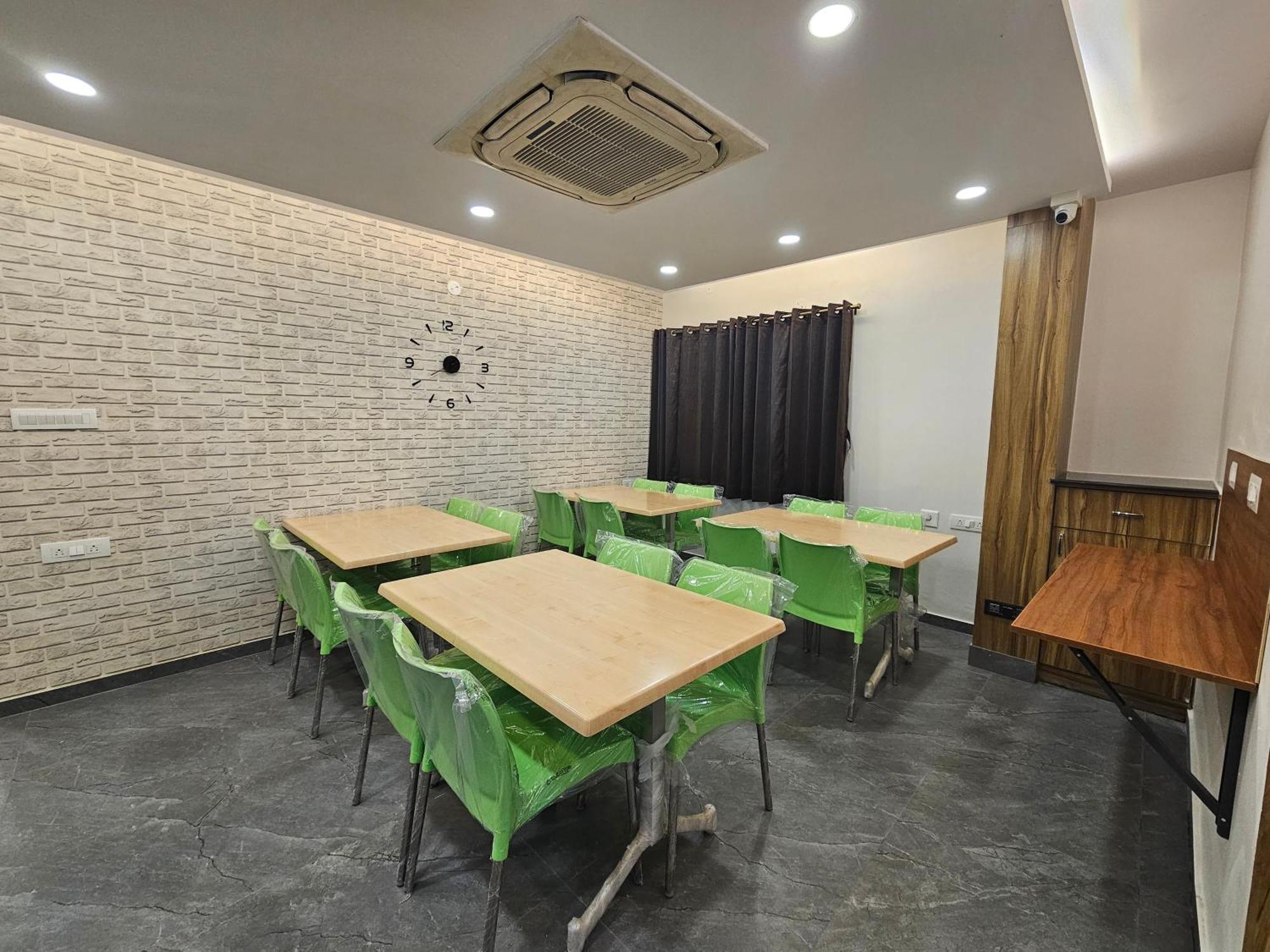 The Urban Nest Hotel Bangalore Bagian luar foto