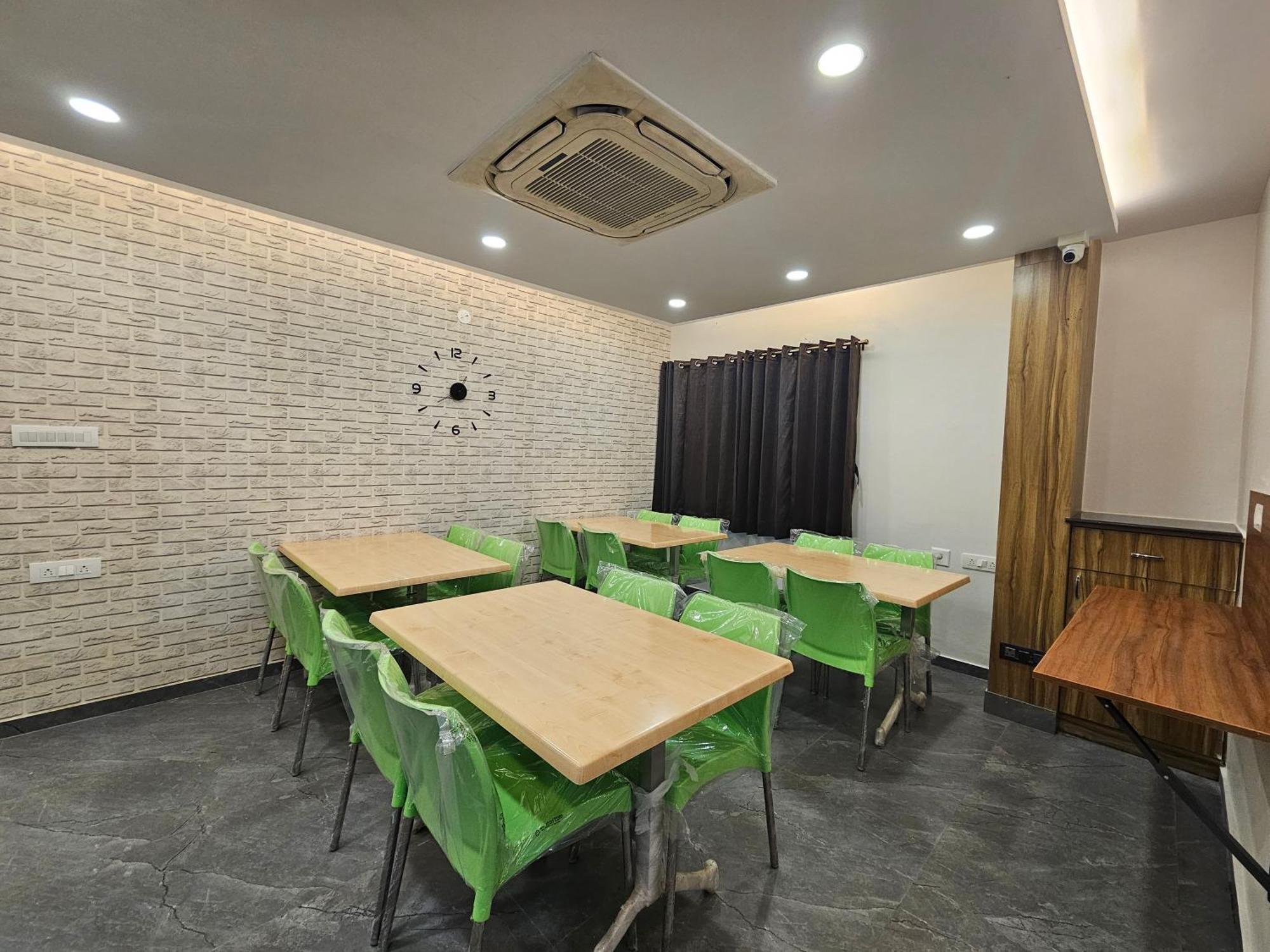 The Urban Nest Hotel Bangalore Bagian luar foto